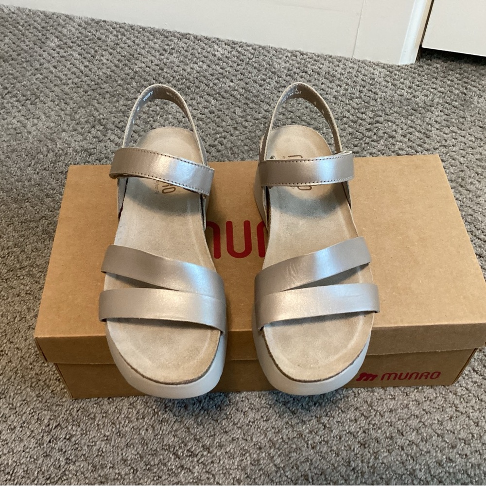 Munro Juniper Sandals, Taupe Metallic, Size 6M.